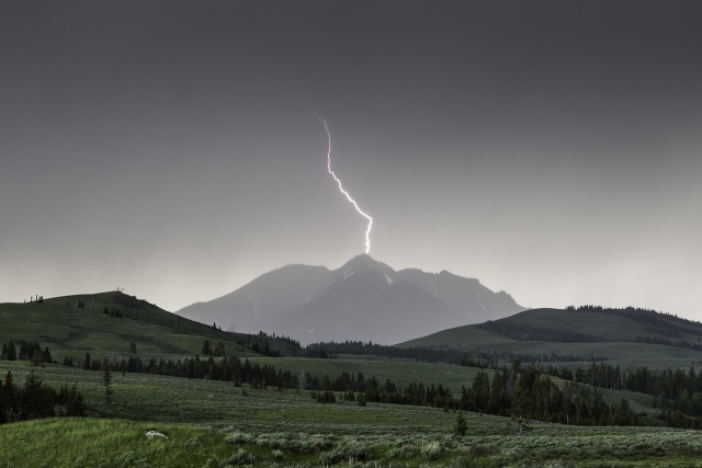 lightning-880154_1280.jpg