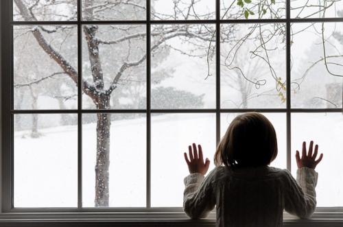 christmas-girl-hair-hands-snow-window-favim-com-100584.jpg