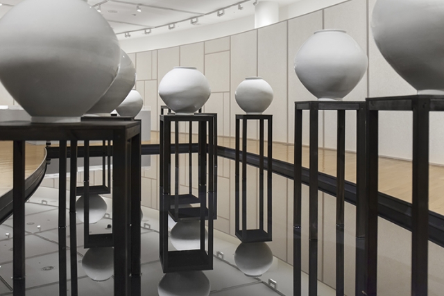 이용순_달항아리 Moon Jar, 백자토, 유약, 물레성형_2015.jpg