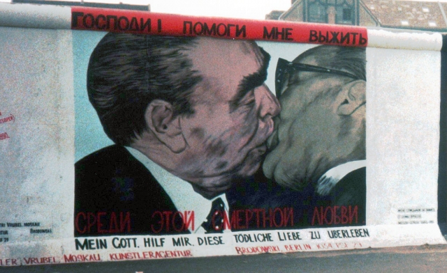 Segment_with_Graffiti_of_the_Berlin_Wall_(3_of_4)_(cropped).jpg