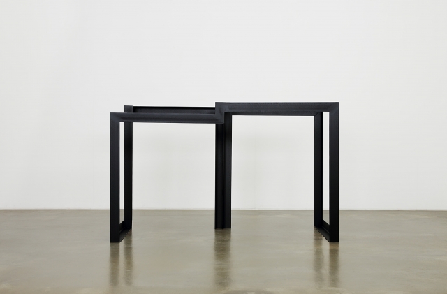 2. 이은우_Blue Triangle and Black Rectangle(부분)_Powder coating, steel_120x74x60cm_2016.jpg