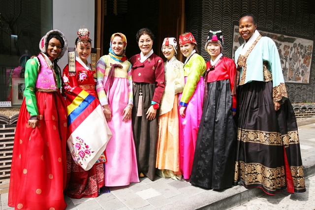 02_2_2014318-하버드대학생-korea-trek-한국방문단-한복체험.jpg