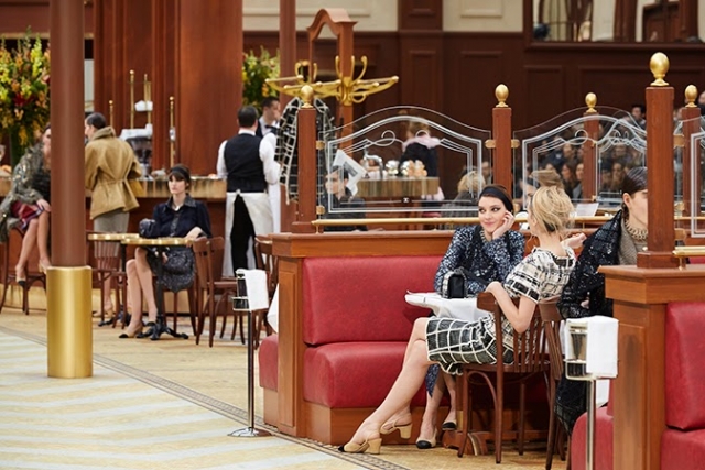 chanel-fall-winter-2015-16-ready-to-wear-finale.jpg